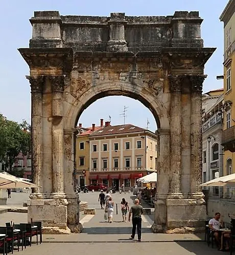 House Masha פולה